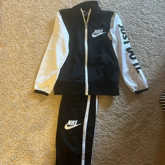 Little boy, size 4 Nike suits.Excellent condition